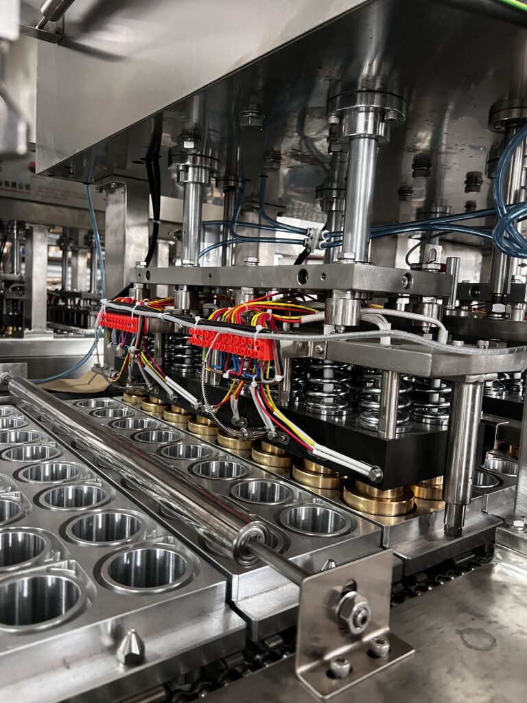 Heat sealing station on a packaging machine