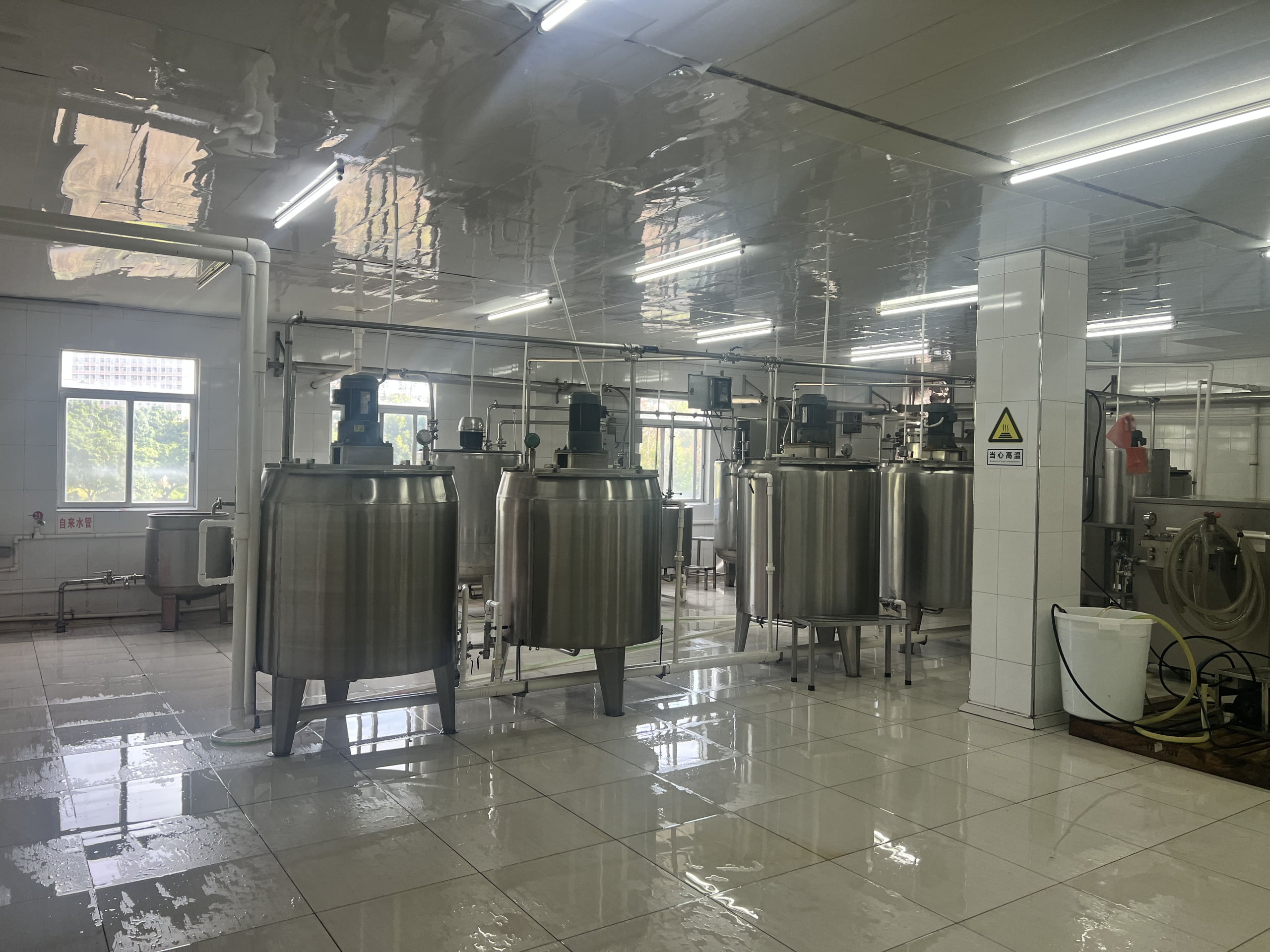 acidic beverage line with cooking kettle and sterilization tunnel