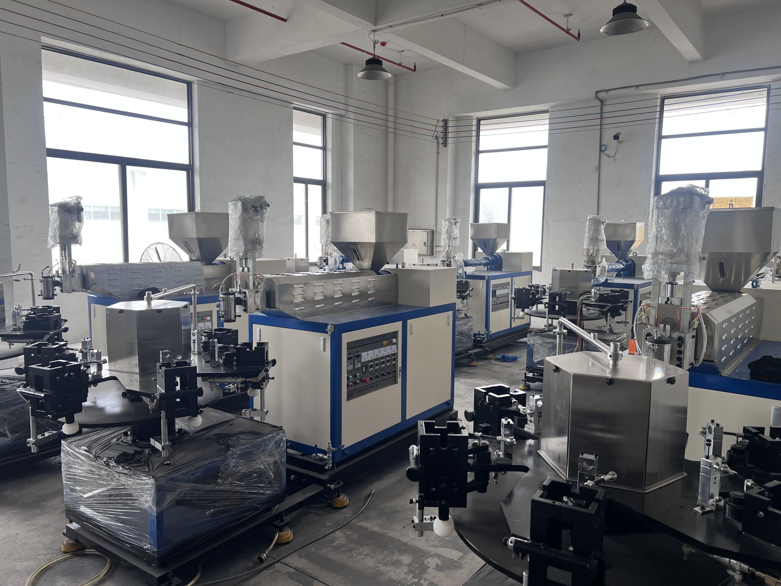 Blow molding machine producing ice lolly tubes