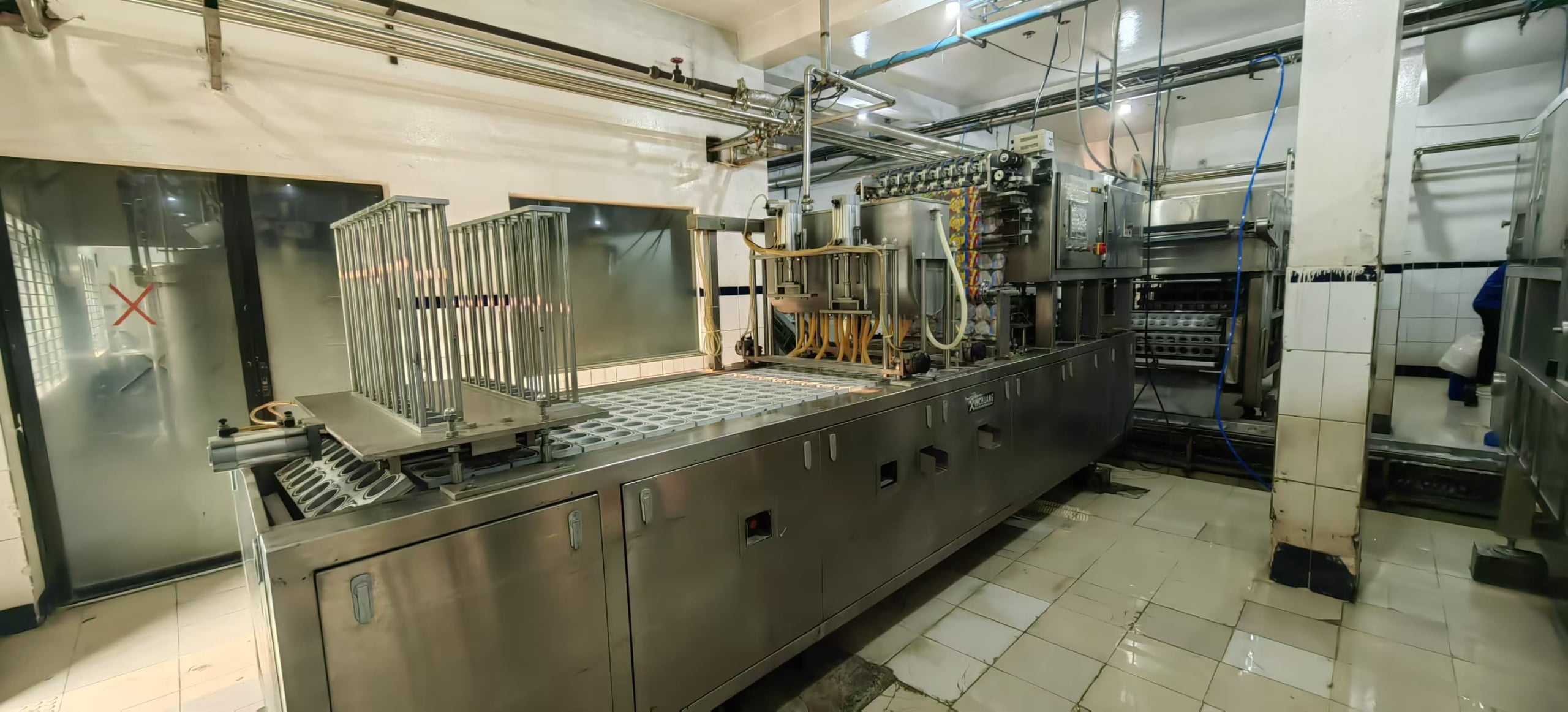 Milk tea cup production line with downstream conveying and packing planning