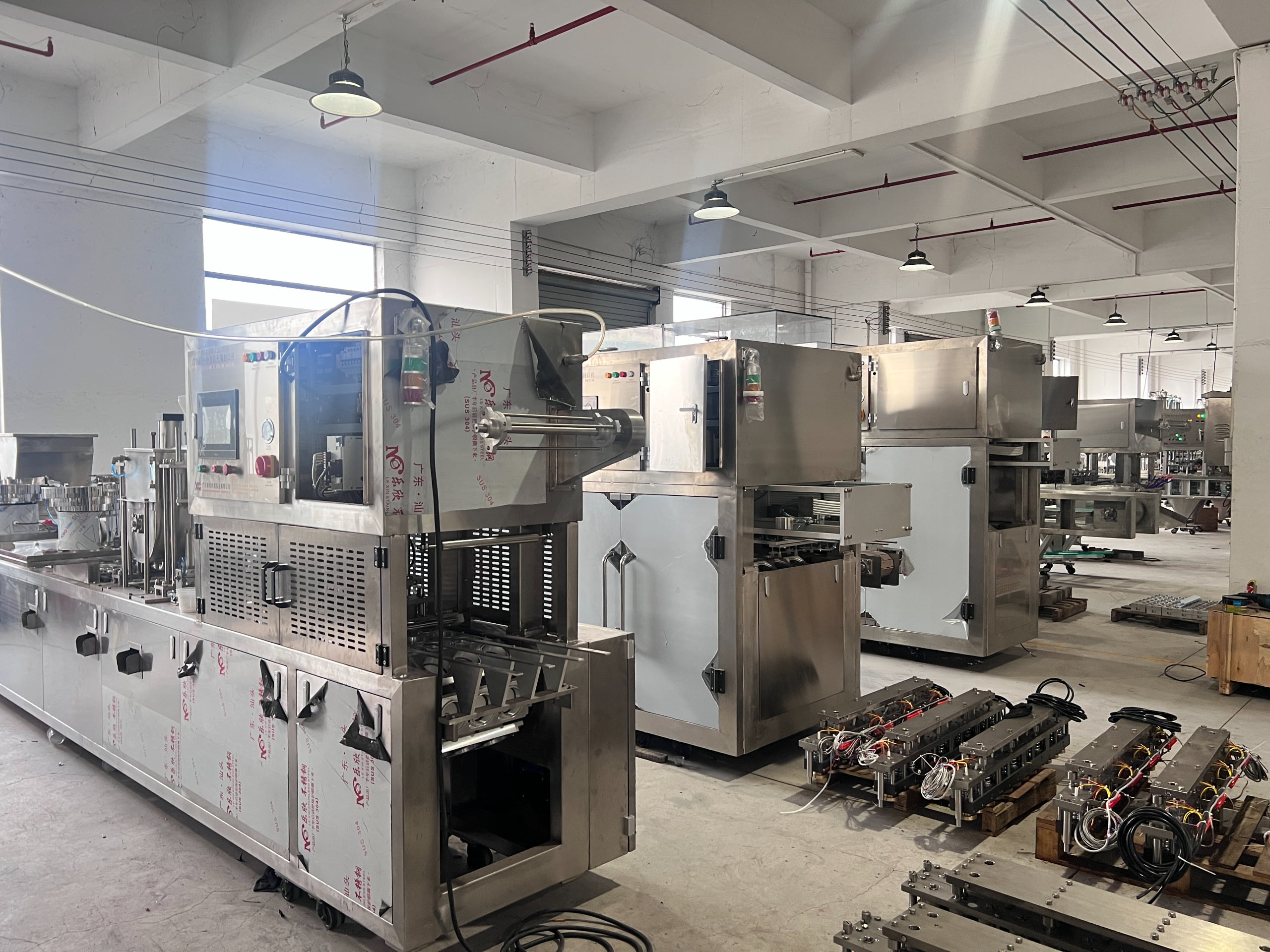 Linear sauce cup filling and sealing machine for thick product applications