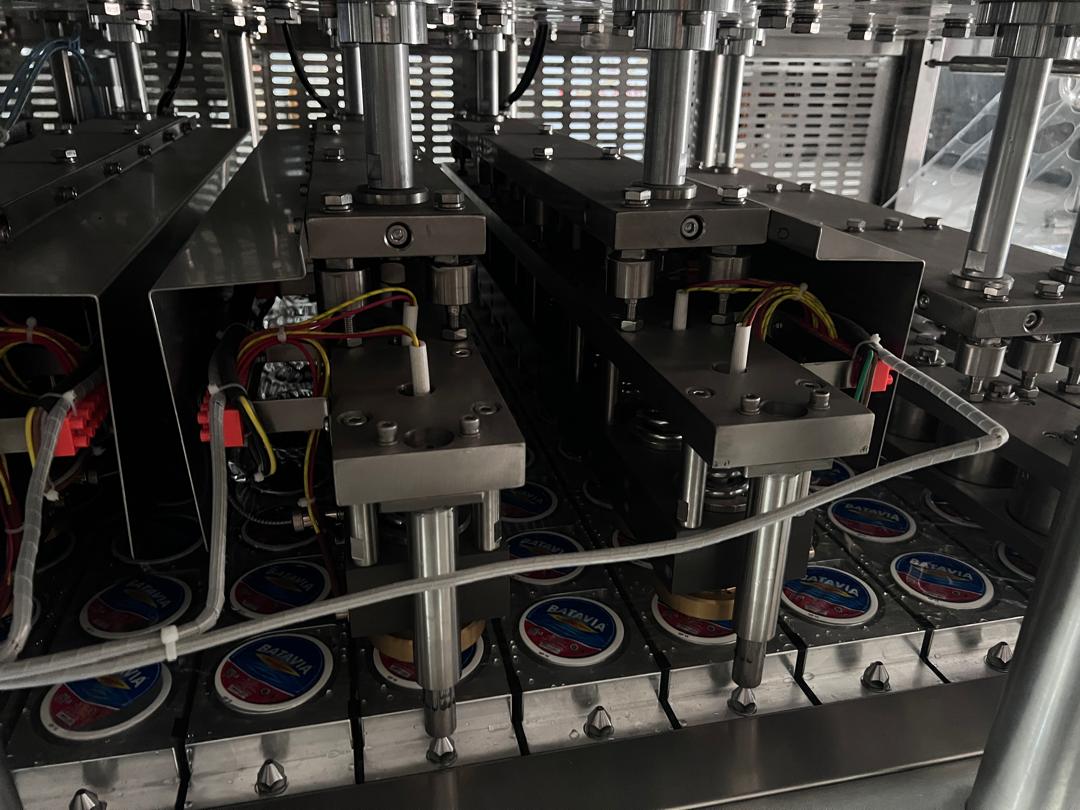 filling head close-up for anti-drip control