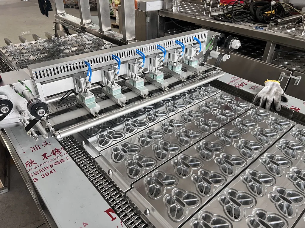 A diagram or animation highlighting the key features of the filling and sealing machine